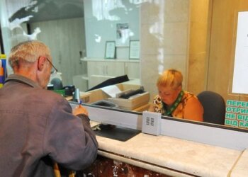 Мужчина на кассе Ощадбанка