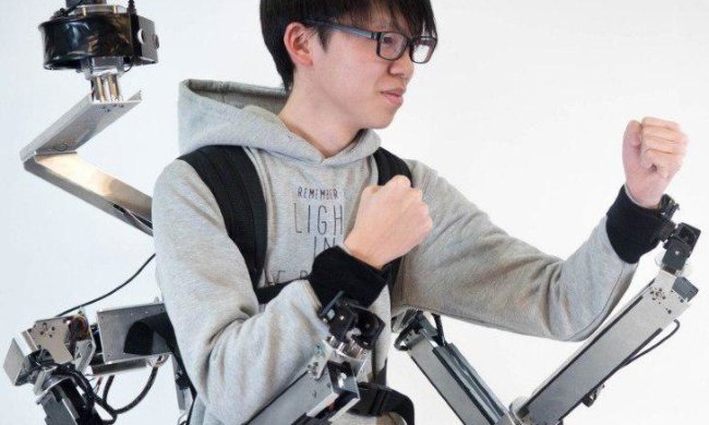 Японці представили рюкзак з додатковими робо-руками: відео