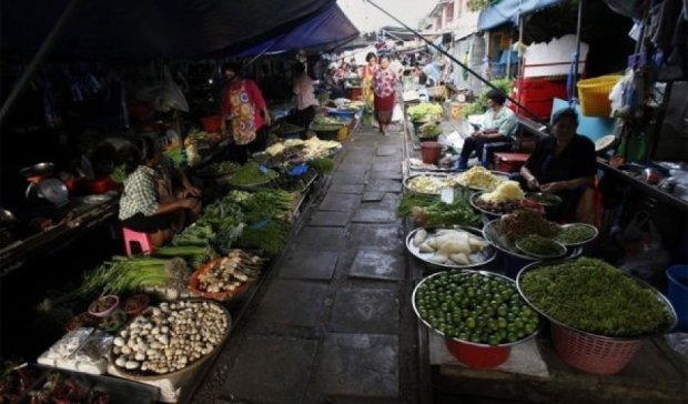 Опасная торговля: тайский рынок на рельсах (фото, видео)