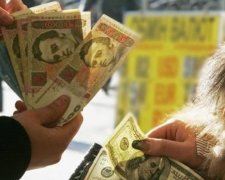 Нацбанк різко здешевив валюту