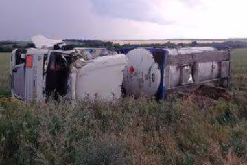Под Днепропетровском перевернулся грузовик с химикатами