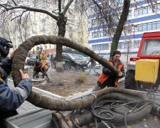Коммунальщики устроили киевлянам "игры патриотов" и заставили людей прыгать: "Цензурных слов нет", фото