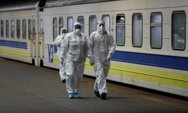 Укрзалізниця відправила українців на карантин, каси закриті: "Більше жодних квитків"