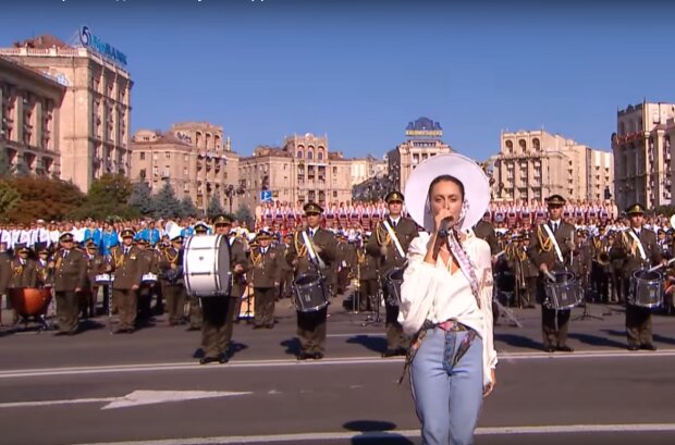 Приглашенная Зеленским рэперша Алина Паш на День Независимости взбудоражила украинцев: летала в Москву