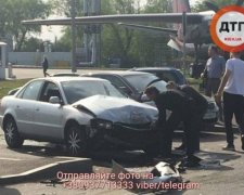 Audi разбилась о трактор у аэропорта Жуляны