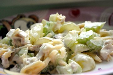 Быстрый рецепт, который дополнит любой стол: салат с курицей и виноградом