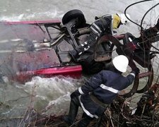 На Закарпатті машина зірвалася в річку з обриву (фото)