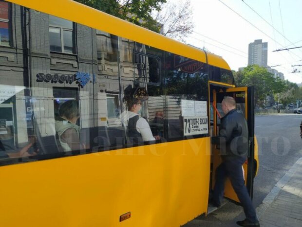 В Днепре "голая" пассажирка устроила переполох в маршрутке: "Кашляла и хрипела"