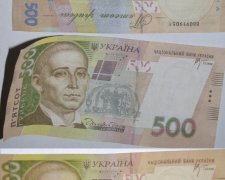 На фальшивих купюрах не відчутні знаки для сліпих – банківський касир