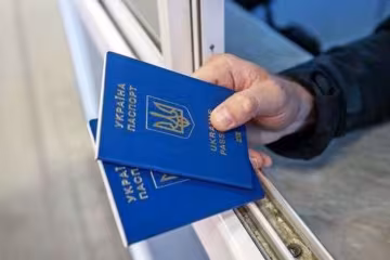 Паспорт та квитки на тлі карти світу