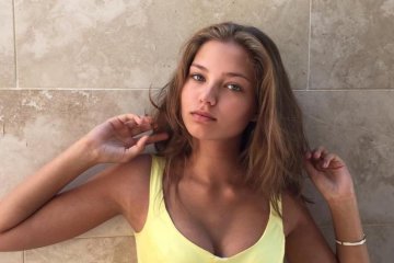 Дочь известного теннисиста покорила сеть откровенной фотосессией без белья
