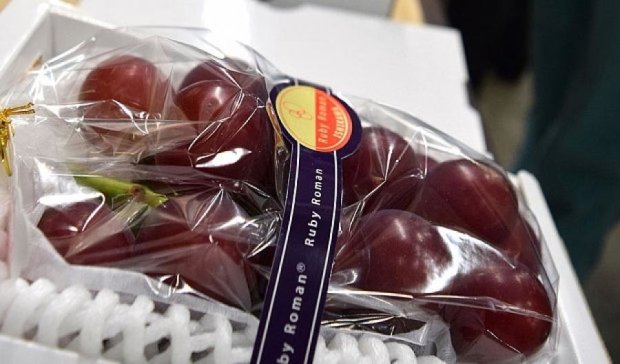 Японский супермаркет выложил за ветку винограда 11 тысяч долларов
