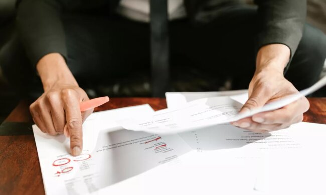 Человек, работающий с документами