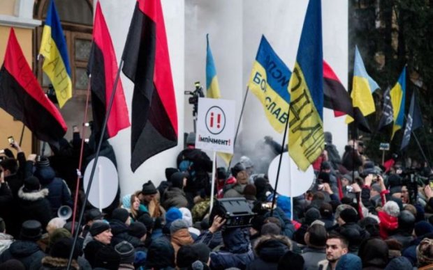 Правдами и неправдами: власти давят на активистов Саакашвили
