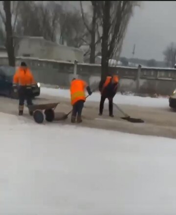 У Києві почали класти асфальт на сніг, скріншот