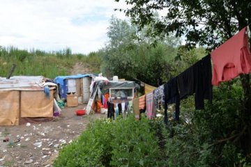 Озброєні люди в масках: в мережу потрапило відео розгону ромів у Києві