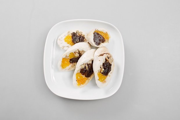 Полезный рецепт куриного рулета на пару с мандаринами и черносливом