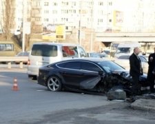 Audi протаранила столб в Киеве: есть пострадавшие