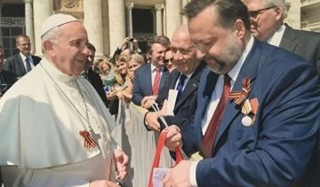 Папа Римский извинился за георгиевскую ленточку 