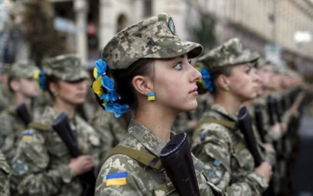 Настоящие украинки: женщины-военные впервые приняли участие в параде в День Независимости