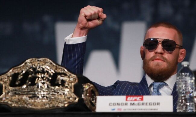 Известный американский промоутер считает, что UFC тормозит организацию боя Макгрегора и Мейвезера