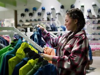 Покупка одежды в магазине, фото elements.envato