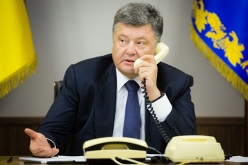 Українці регочуть над дзвінками Порошенка: "це - Петро, перекинь грошей"