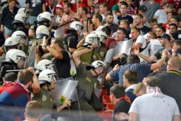 Грецька поліція жорстоко побила фанів "Баварії" (відео)