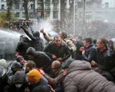 В столице спецназ разгоняет митингующих из водометов: задержано десятки людей, среди которых лидер партии