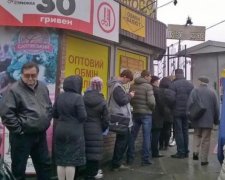Курс валют: доллар продолжает менять позиции