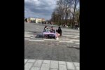 Безсоромні харків'яни влаштували "трійничок" посеред вулиці - "Колгоспники в місті"