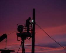 Аварійні бригади відновлюють електропостачання після обстрілів