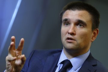 Сестра Сенцова оббивает пороги миграционной службы, Климкин призывает прекратить издевательства: что происходит