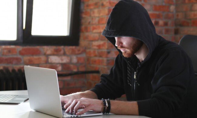 Людина, яка працює за ноутбуком. Фото: freepik