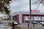 Украинский супермаркет заливает город непонятной жидкостью: "Перепрыгиваем лужи"