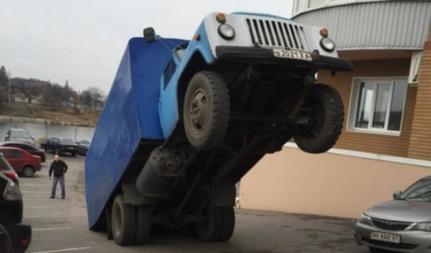 В Харькове грузовик перевернулся из-за жадности водителя (фото)