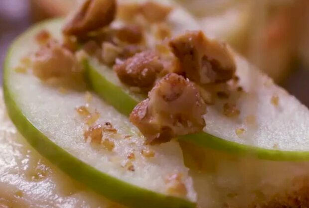 Кростини с сыром Бри и яблоками, скриншот из видео