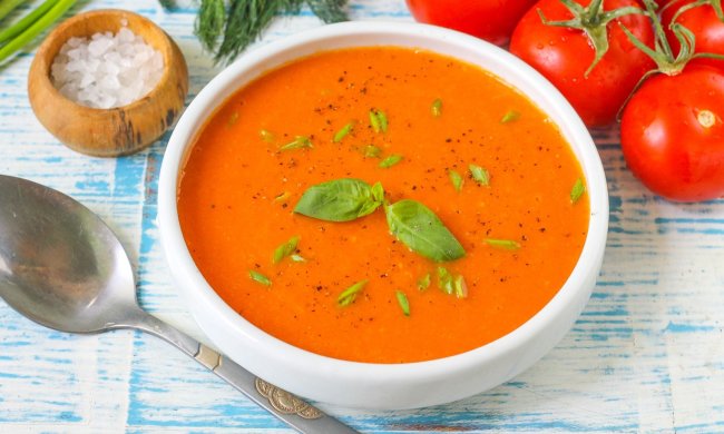 Ситний рецепт томатного супу з мисливськими ковбасками та квасолею