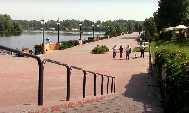 Киевляне "отметили" послабление карантина тотальным свинством - Оболонская набережная утонула в мусоре
