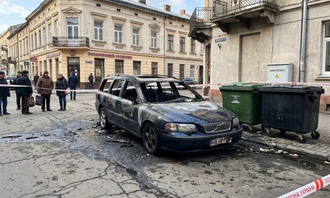 згорілий Volvo Львів пожежа сміттєві баки
