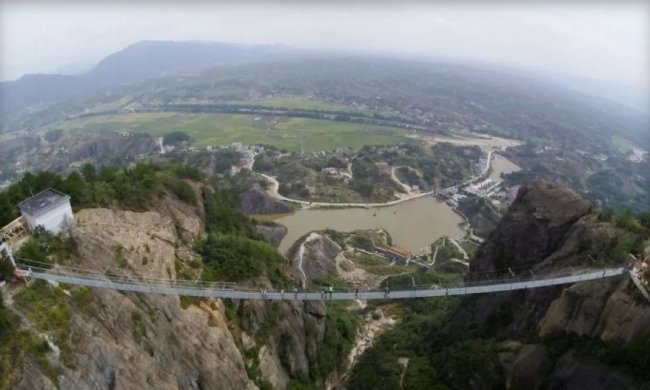 В Китае построили самый длинный стеклянный мост 