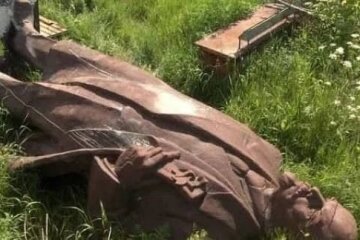 В Новгороде-Северском пустят с молотка декоммунизированный памятник Ленину: больше четырех тонн чистой бронзы