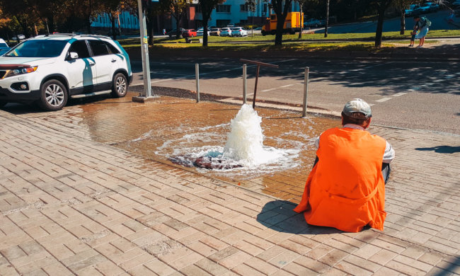 Дніпрян скупали просто на вулиці, хочеш не хочеш - лізь "під душ": мокрі кадри