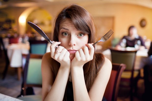 "Когда я ем, я глух и нем": ученые объяснили, почему разговор - это плохая идея