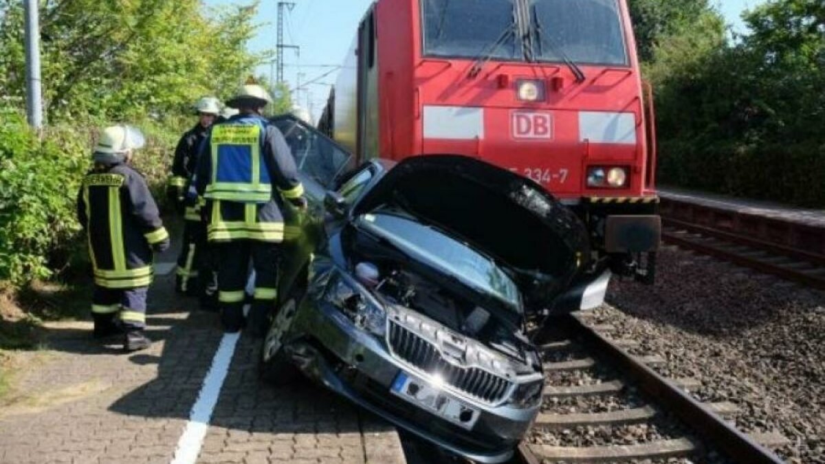 Железнодорожный кошмар: поезд 150 метров тащил авто по рельсам - ЗНАЙ ЮА