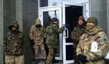 Люди в камуфляжі забарикадувалися в готелі "Козацький"