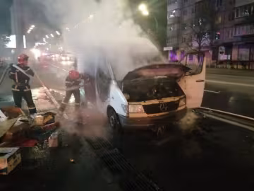 В Киеве автобус посреди улицы превратился в пылающий факел – пожарные не успели спасти