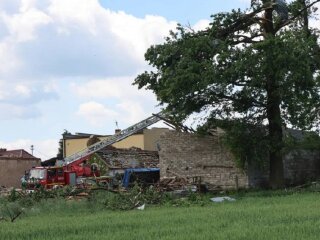 Наслідки смерчу в селі Бальцажовіце: пошкоджені будинки, зірвані дахи