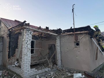 Атака РФ на Київ: пошкоджені будинки у Святошинському районі, жінку визволяли рятувальники