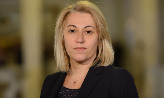 Шум навколо захмарних зарплат чиновників підтримала ексміністр Альона Бабак, оприлюднивши свою декларацію